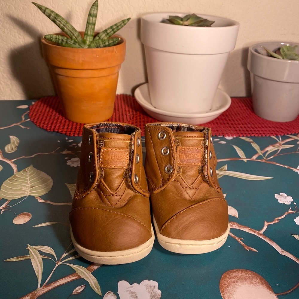 ⭐️🍼TOMS BABY BOOTS US 3🍼⭐️